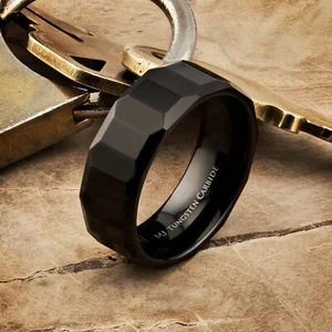 Anillo de acabado enchapado negro banda geométrica multifacética de carburo de tungsteno de 8 mm - Imagen 1 de 4