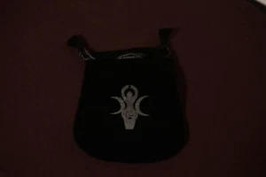 Bolso con cordón de terciopelo negro Goddess - para dados, runas o cristales - Imagen 1 de 1