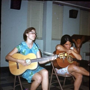 Vintage 35mm Slide PRETTY GIRLS PLAYING ACOUSTIC GUITARS 1967 18 - Bild 1 von 3