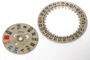 Day/date disc 870049Y for Seiko 7009,  no clip for parts/restore           -4493 - Imagen 1 de 2