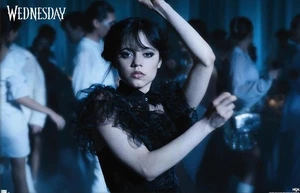 NEU Jenna Ortega Mittwoch Tanz Wandposter Trends 22,375"x34" gerollt - Bild 1 von 5