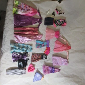 Barbie Puppe Konvolut verschiedene Kleider Oberteile Puppenmode Größe Kleidung 20+ Teile - Bild 1 von 6