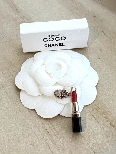 Collana con ciondolo rossetto Chanel Rouge Coco nuova con scatola