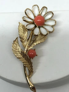 Vtg Crown Trifari Brooch milk Glass & Coral cabochon gold tone Daisy Flower - Picture 1 of 8