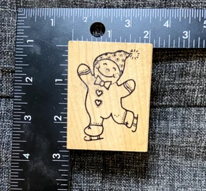 Azadi Earles Stempel Holzhalterung F489 Eislaufen Kind Winter Urlaub Vintage - Bild 1 von 3