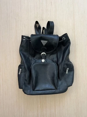 Mochila De Colección Guess EE. UU. Cuero Hebilla Cordón Negra Años 90 Y2K Leer Foto 1 de 4