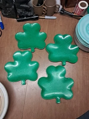 4 Pratos Novogratz Trevo MELAMINA Ouro Brilhante Trevo St Patricks Day Euc+ - Imagem 1 de 4