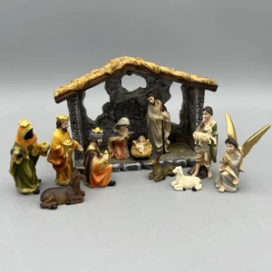 De Colección Mini Belén Navidad Adorno Set Resina 12 Piezas Incluye Establo - Imagen 1 de 19