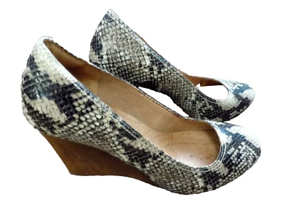 CLARKS Indigo Serpiente Beige Marrón Negro Madera Tacones de Cuña BOMBAS ¡Muy Bonitas! talla 9 Foto 1 de 4