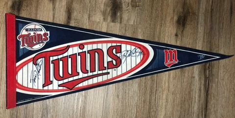 2001 Minnesota Twins Pennant Autographed by Torii Hunter & Doug Mientkiewicz Cover