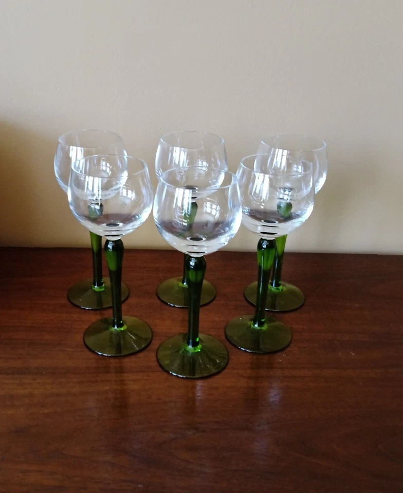 Juego De Colección De 6 Copas De Vino Altas Tallo Verde 7.5" aprox. 6 onzas Foto 1 de 4
