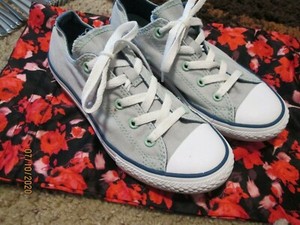 converse grises con azul