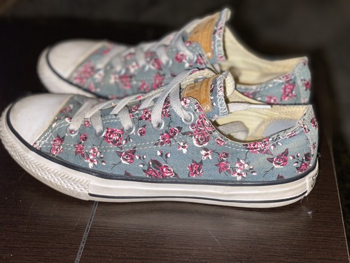 Scarpe Converse Youth taglia 3 floreali con rose rosa.
