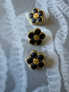 3 CHANEL Black and Gold Camelia Flower CC Logo Buttons 20mm - Picture 1 of 3