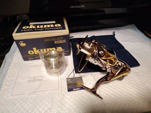 DE COLECCIÓN (OKUMA) METALOID MD-60 (NOS) CON CARRETE EXTRA, CAJA, BOLSA, ETIQUETA, GARANTÍA - Imagen 1 de 21