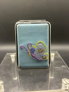 Estuche para pastillas bordado vintage de cuero azul con amarillo púrpura + mariposa azul - Imagen 1 de 6