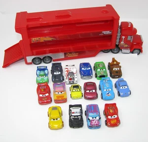 Lot Pixar Cars Mack Mini Racers 2019 Hauler Truck mit 16 Mini Fahrzeugen - Bild 1 von 5