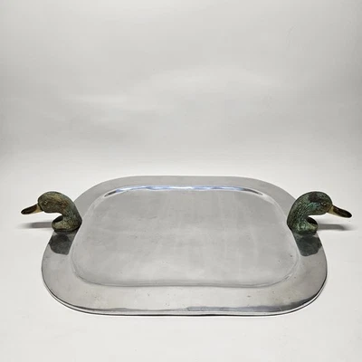 Bandeja de servir de metal estilo Arthur Court pós-moderno década de 1980 alças de cabeça de pato de latão - Imagem 1 de 4