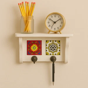 Estante de pared de madera rústica con incrustación de azulejos de cerámica y ganchos - Porta llaves de entrada - Imagen 1 de 4