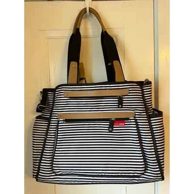 Bolsa de fraldas listrada preta e branca Skip Hop com trocador  - Imagem 1 de 4