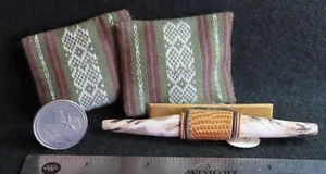 2 ZWEI Kissen Southwest Design montiert stumpf Longhorn Hörner Cowboy 1:12 Mini 2045 - Bild 1 von 2