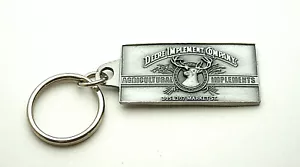 Vintage John Deere Implement Company Schlüsselanhänger 2002 NOS 1889 Bauernhof Logo Serie - Bild 1 von 4