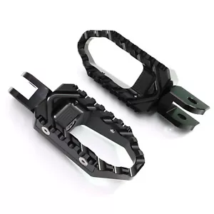 CNC TOUR Front Foot Pegs Black For Tiger 900 885i 93 94 95 96 97 98 - Foto 1 di 5