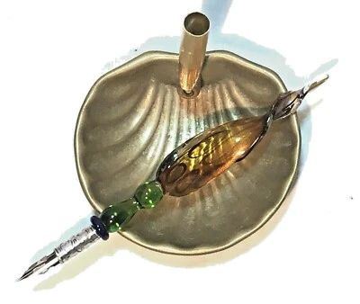 PORTA PENNE VINTAGE A CONCHIGLIA IN BRONZO CON PENNA BELLISSIMA VINTAGE IN VETRO - Immagine 1 di 4