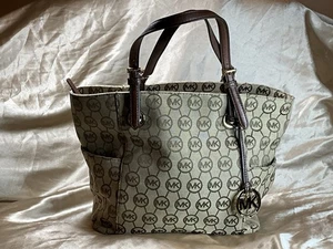 Bolso de Hombro Michael Kors Jet Set Signature Logo Cubierto de Lona - Imagen 1 de 16