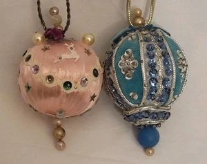 Juego de 2 adornos navideños con cuentas ornamentados hechos a mano de los años 60 - Imagen 1 de 24