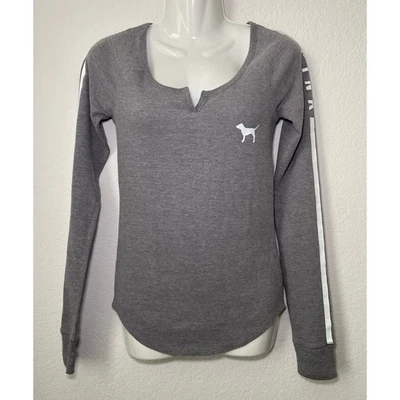 Camisa para dormir Victoria's Secret rosa gris estilo gofre manga larga logotipo de perro pequeña Foto 1 de 4