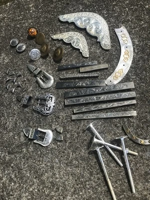 LOTE USADO BARRAS CONCHOS PLATEADAS CUOTAS Y EXTREMOS MARROQUINERÍA Foto 1 de 4