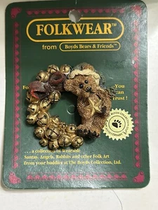 Boyds Folkwear Bear Christmas Wreath  Pin Folkwear Bearwear Resin 1995 NEW - Picture 1 of 3