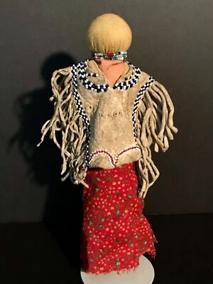 MUÑECA YUGO HISTÓRICA APACHE/LISA CON CUENTAS DE CIERVO CON FLECOS, VESTIDO CALICÓ, ¡EXCELENTE! Foto 1 de 4