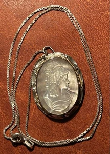 Elegante Brosche Anhänger geschnitzte Kamee. (.800) Silber. L-#3718. - Bild 1 von 3