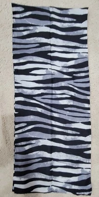 Bufanda rectangular Talbots negra gris estampado animal 100 % seda enrollada a mano 13" X 66" Foto 1 de 4