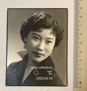 1956 Extranjero Chino Hermosa Dama Estudio Estudio Retrato Foto en Blanco y Negro - Imagen 1 de 2