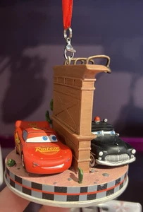 2025 Disney Parks Cars Lightning McQueen Sheriff adorno de Navidad NUEVO - Imagen 1 de 7