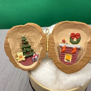 Hallmark Ornamento Antiguo Colección de Navidad EN un Medallón de Nogal NUEZ '87 - Imagen 1 de 6