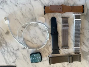 Apple Watch Series 9 45MM 2024 Boîtier Aluminium GPS Minuit Plus 5 Bracelets - Photo 1 sur 5