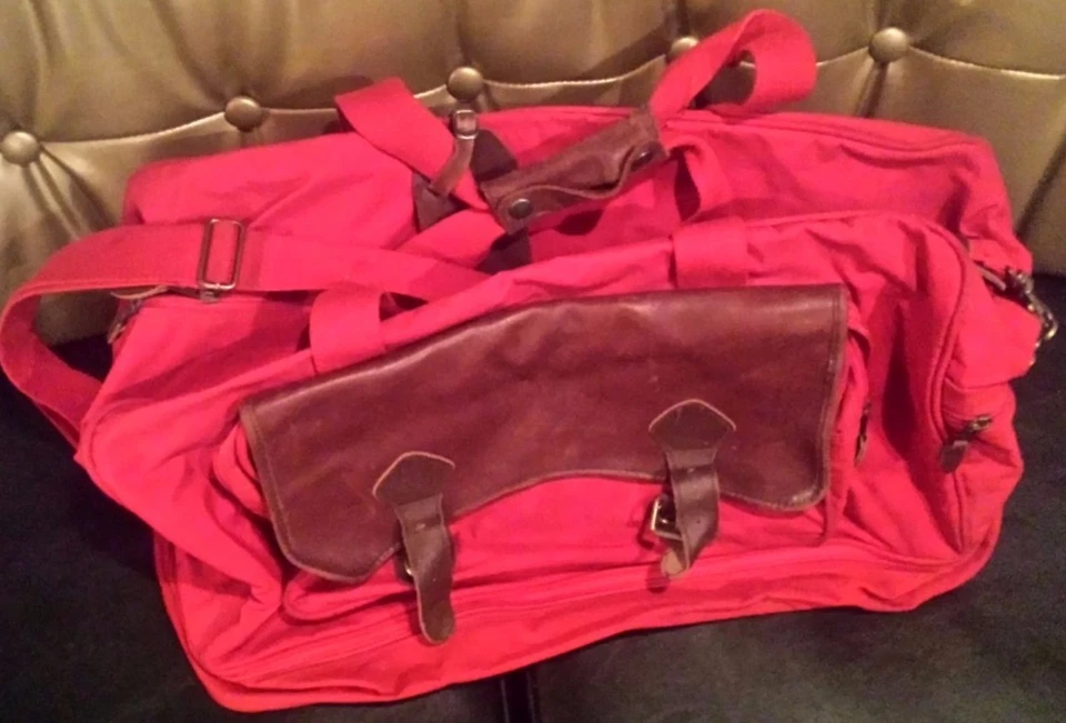 BOLSA DE LONA DE ALTA RESISTENCIA EQUIPAJE ROJA CON INTERIOR A CUADROS 22" POR 10" Foto 1 de 1