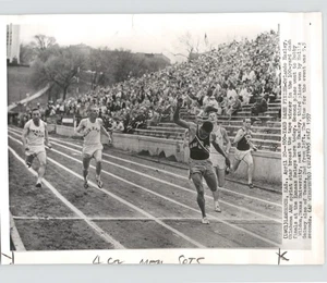 ORLANDO HAZLEY Crosses 100 yd Dash Finish Line KANSAS RELAY 1957 Press Photo - Picture 1 of 2