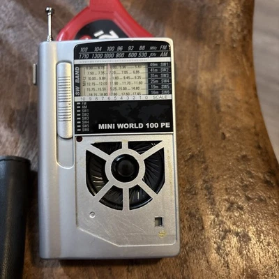 Коротковолновое радио Grundig Mini World 100 PE AM/FM работает с чехлом - Изображение 1 из 4