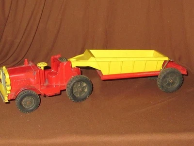 Tractor de juguete de plástico Hubley de 1960 con remolque transportador de granos, neumáticos de goma Foto 1 de 4