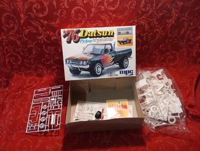 M8e RaRe Sealed parts Original 1-7608 MPC '76 Datsun pickup 1/25 4x4 truck model - Image 1 of 4