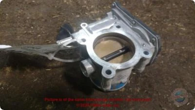 Cuerpo de acelerador de inyección de combustible usado se adapta a: Subaru Legacy 2013 conjunto de válvula de acelerador Foto 1 de 4