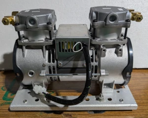 Pompa compressore vuoto Thomas Gardner Denver 24V DC 15 Amp 2380ZC26/53-470W #W49 - Foto 1 di 9