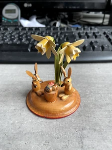 Osterhasen unter Blumen - Bild 1 von 4