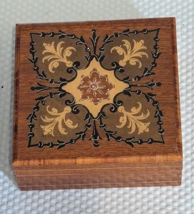 Vintage Lacquered Lined Wooden Jewellery / Trinket Box - Picture 1 of 6