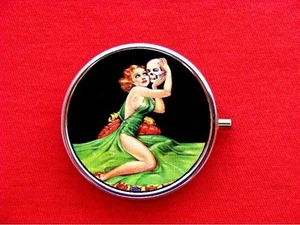 SCHÄDEL PIN UP MÄDCHEN KISS PULP RING TRINKET VORRAT RUND NEUWERTIG METALL PILLENBOX HÜLLE - Bild 1 von 2